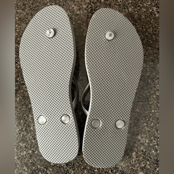 Old Navy Women's Gray Flip Flops - Picture 3 of 4